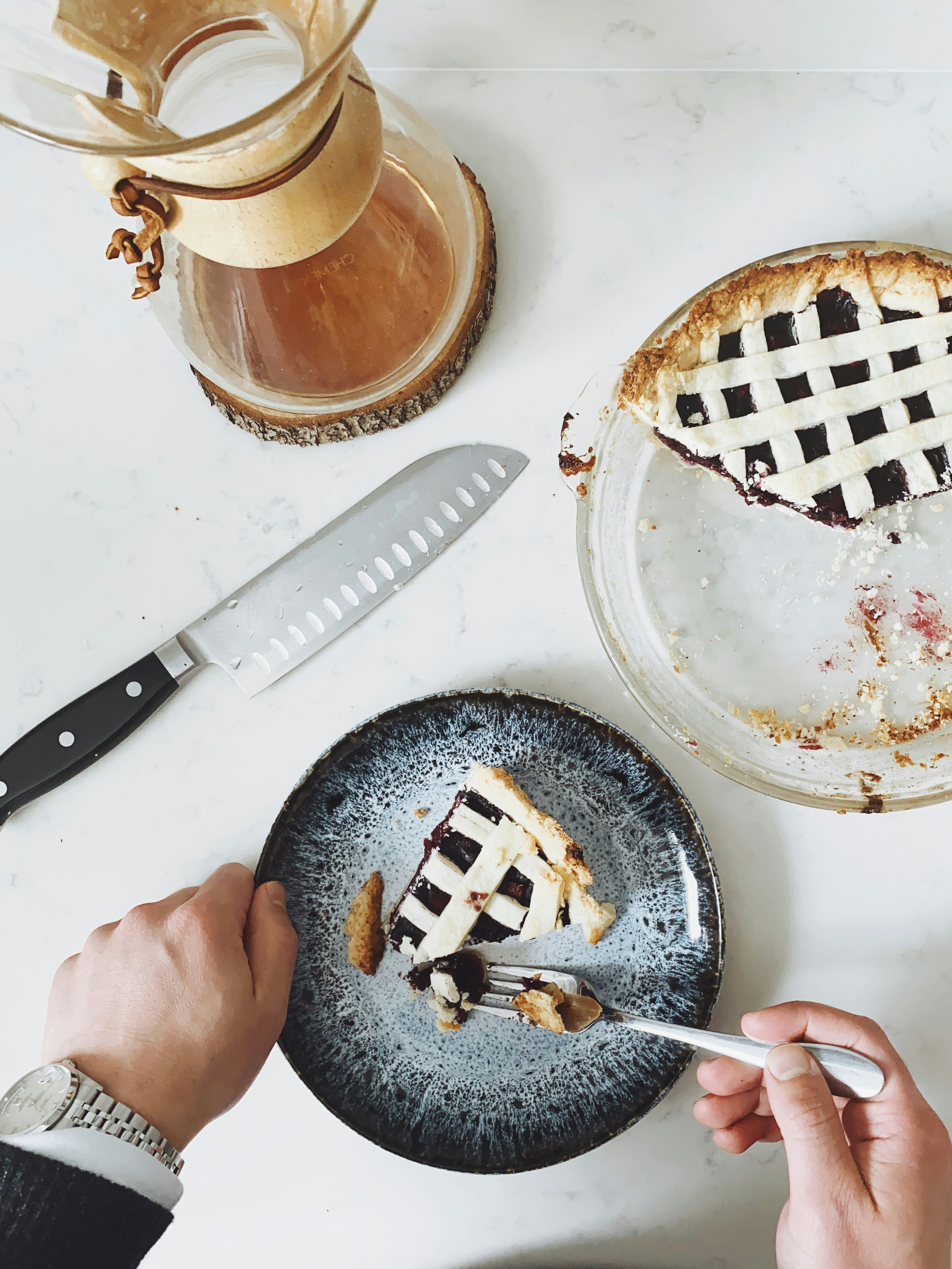Cuchillo de mango negro sobre placa de cerámica blanca y marrón