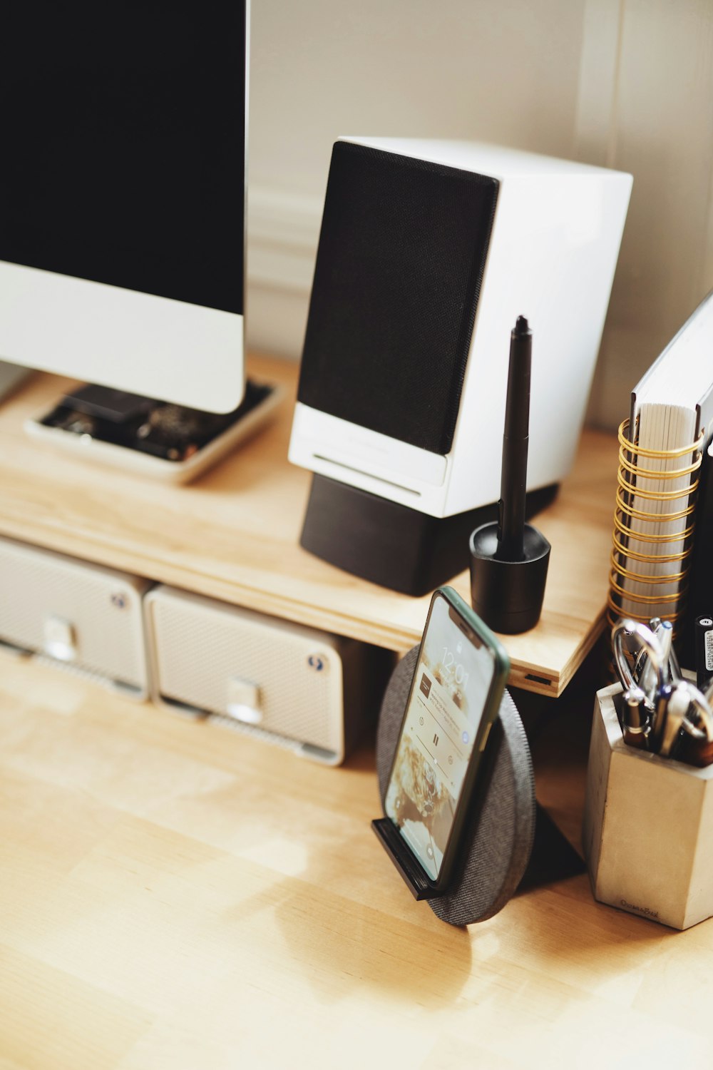 silver imac on brown wooden desk