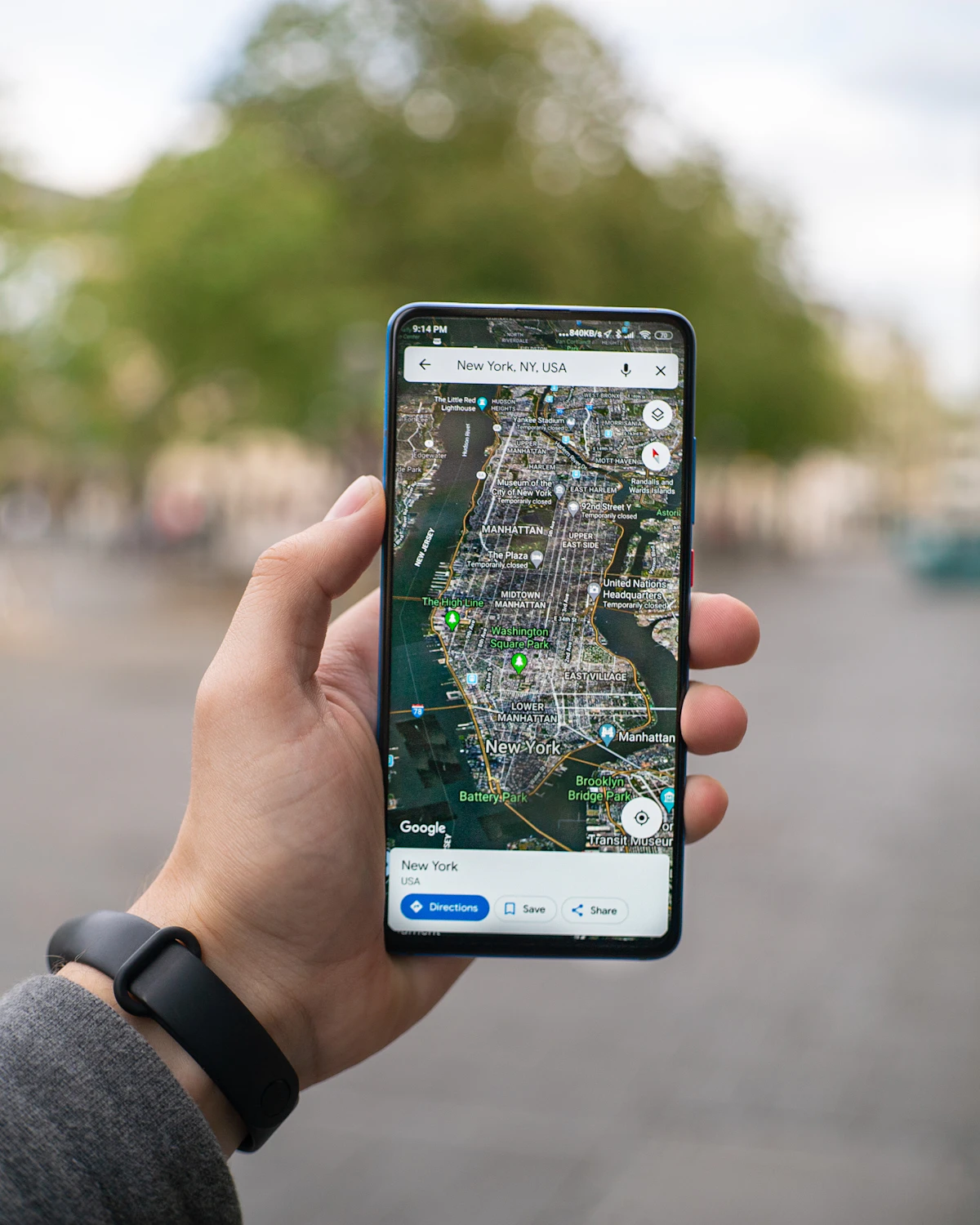 Smartphone s Google vyhledáváním lokálních firem a Google Mapy