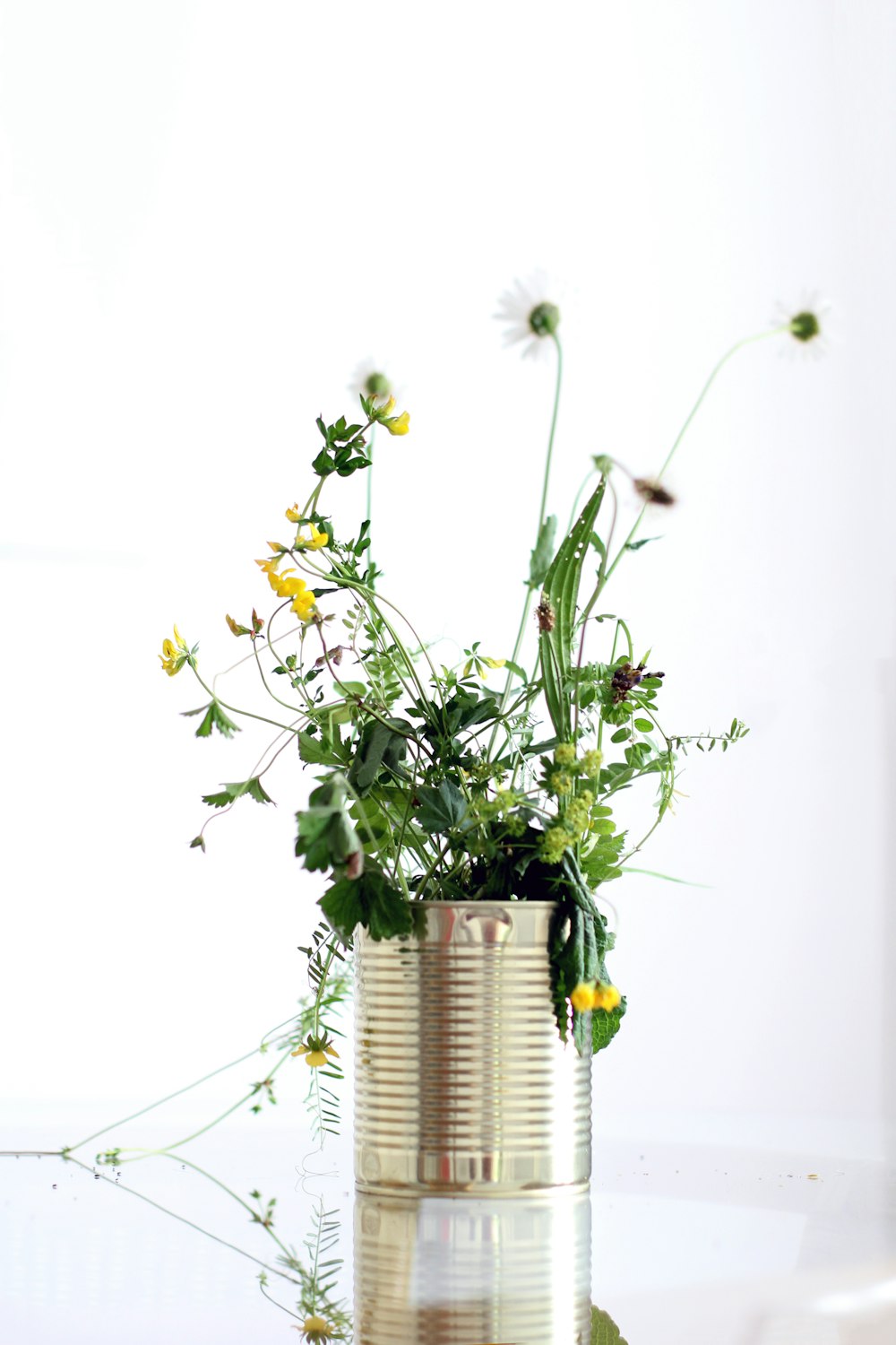 fleurs blanches et jaunes dans un panier tressé brun