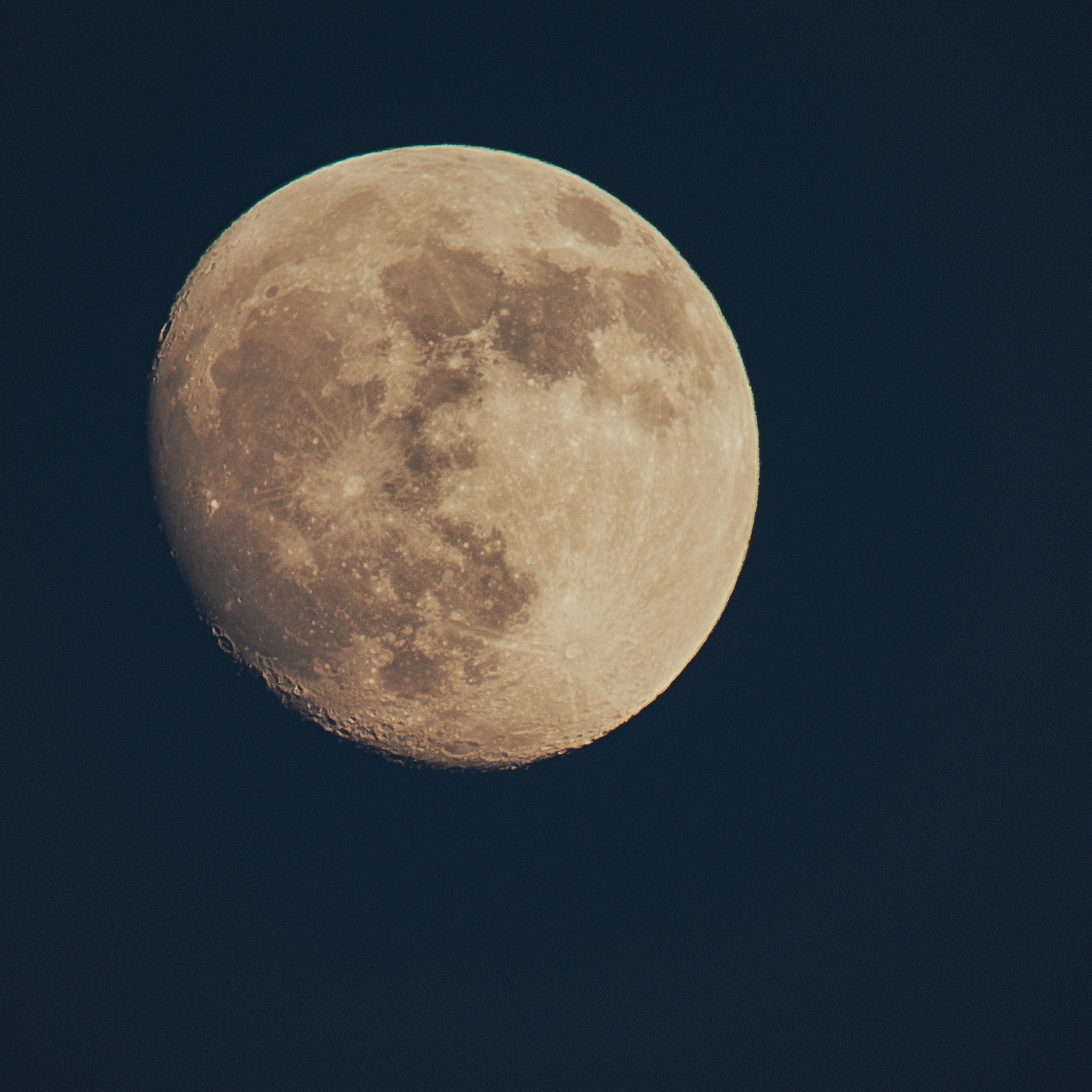 暗い夜空に満月の写真 Unsplashの無料月 地球から 写真
