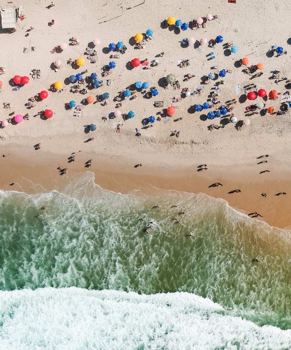 Gente en la playa durante el día