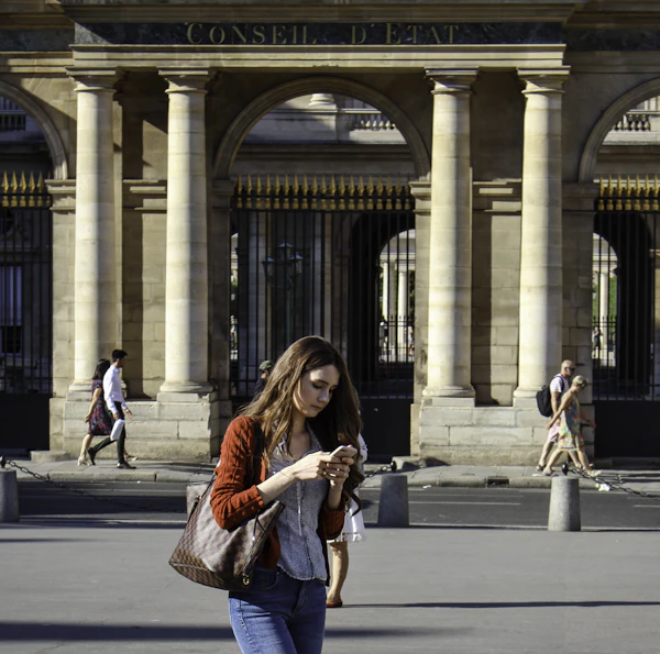 Estudante no exterior — Photo by VENUS MAJOR on Unsplash