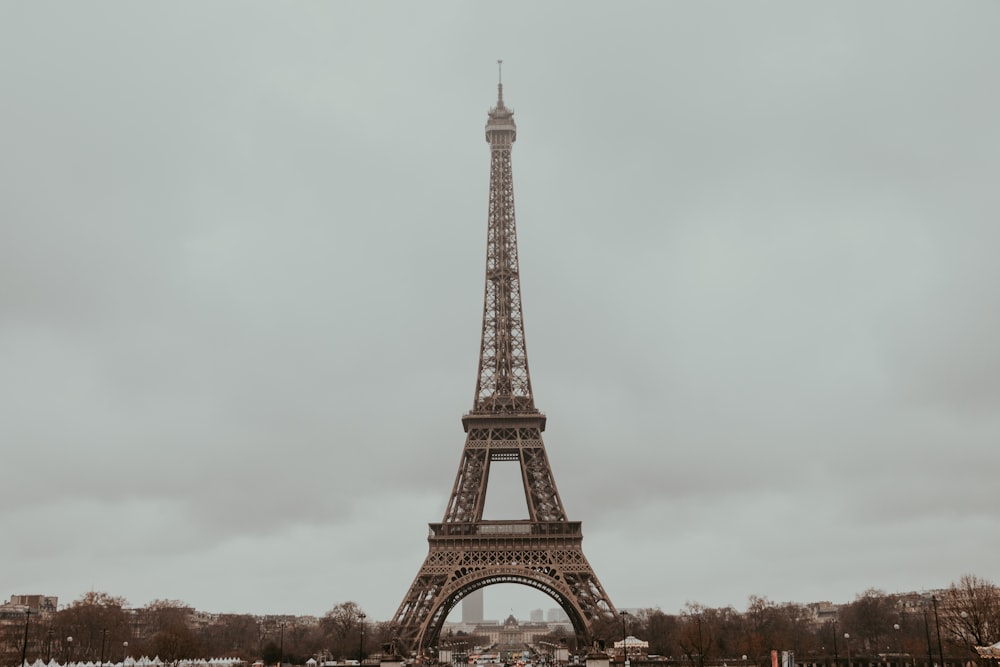 torre de eiffel sob o céu cinzento