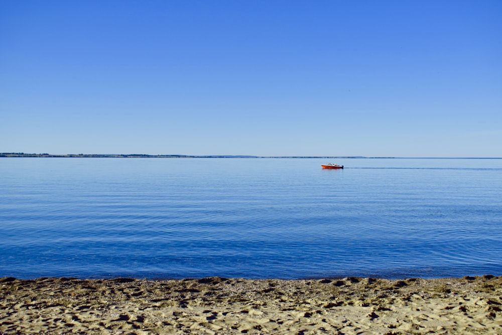 Gewässer unter blauem Himmel tagsüber