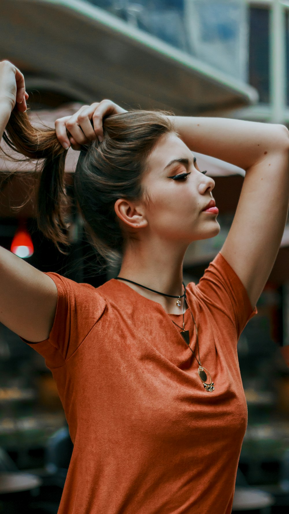 Frau in orangefarbenem Rundhals-T-Shirt