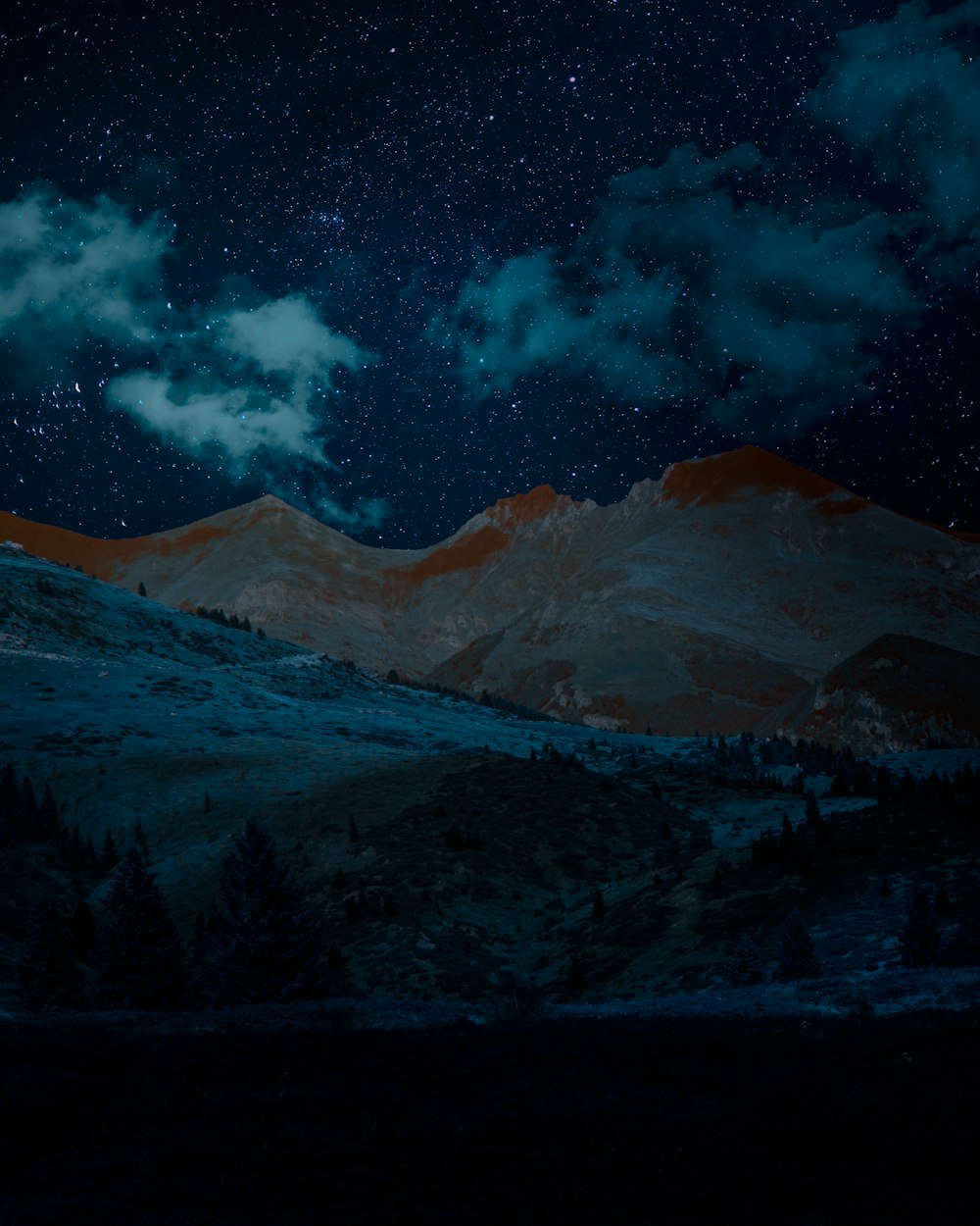 Montaña cubierta de nieve bajo el cielo azul