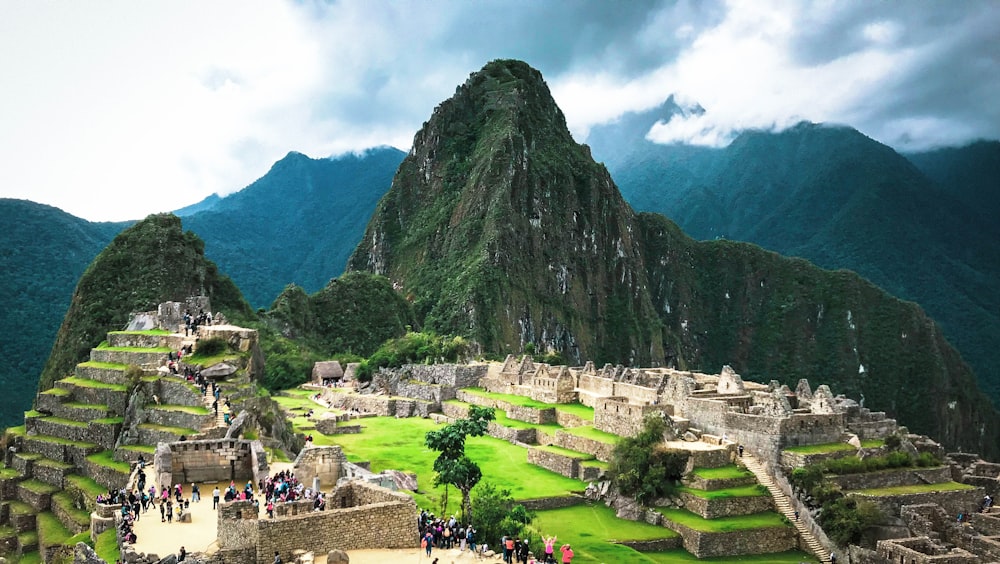 montaña verde bajo cielo nublado blanco durante el día