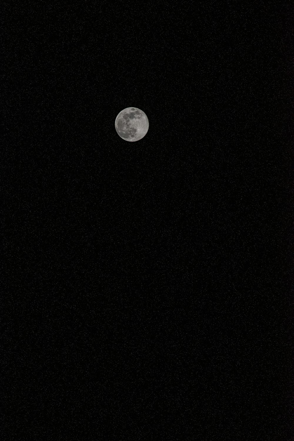 pleine lune dans le ciel nocturne