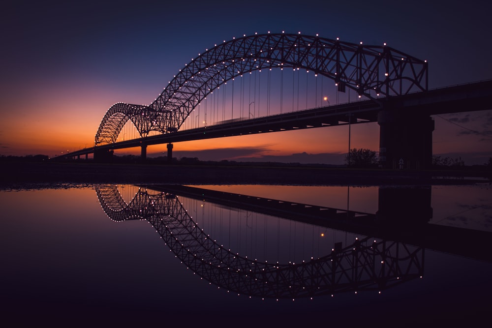 ponte sullo specchio d'acqua durante la notte