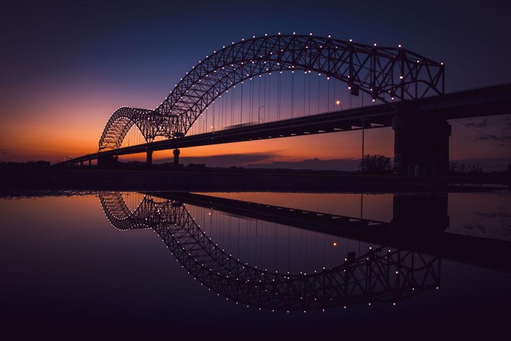 puente sobre el cuerpo de agua durante la noche