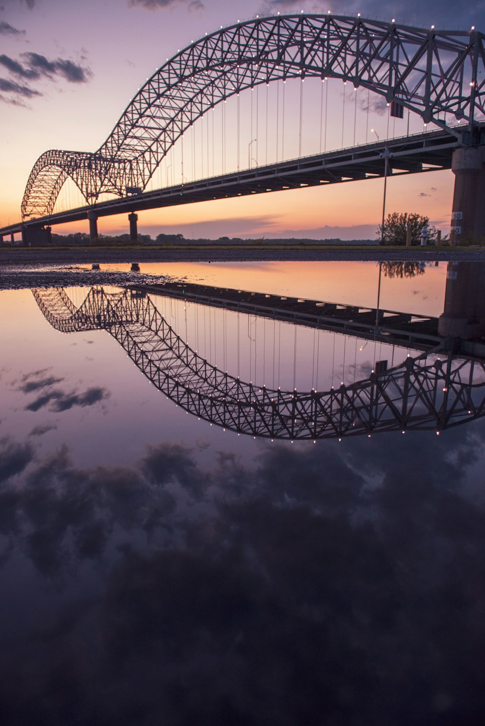 Graue Stahlbrücke über Gewässer während der Nacht