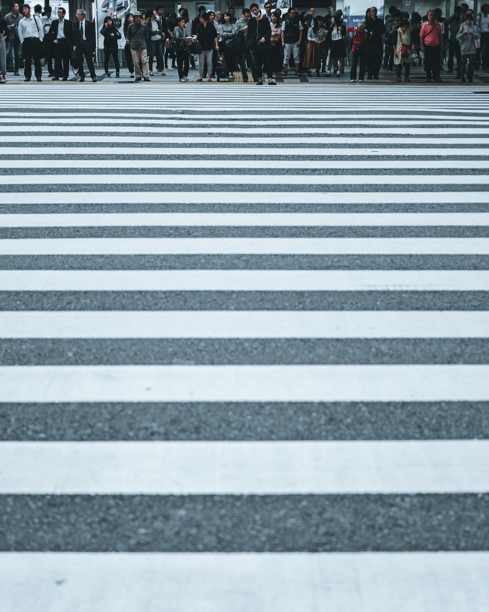 Straße mit weißem und schwarzem Streifen