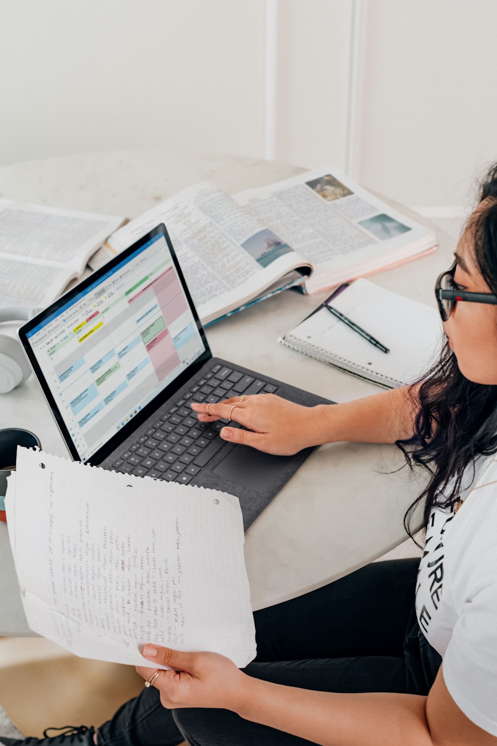 mulher na camisa branca usando o Microsoft Surface Laptop 3 em platina 