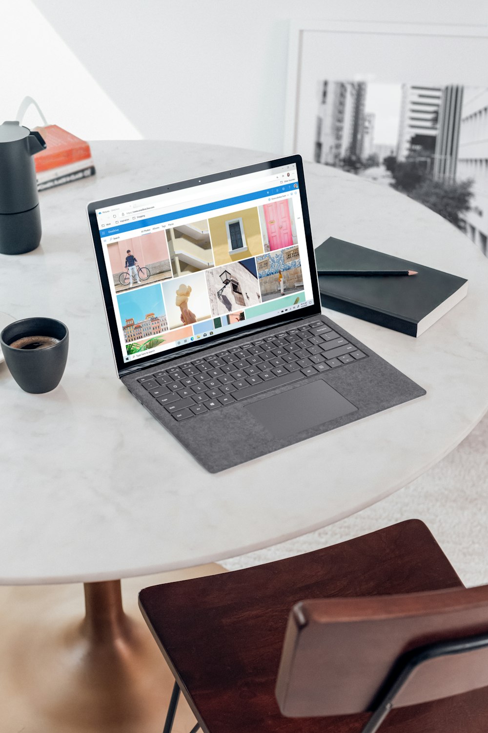 Microsoft Surface Laptop 3 en platine sur table ronde blanche