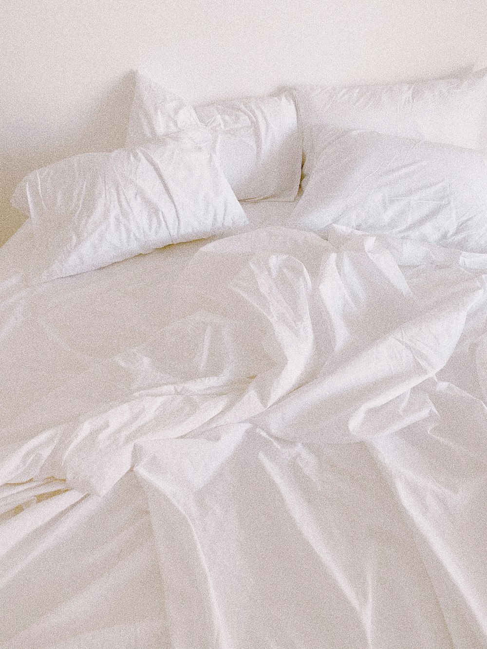 travesseiro branco da cama na cama