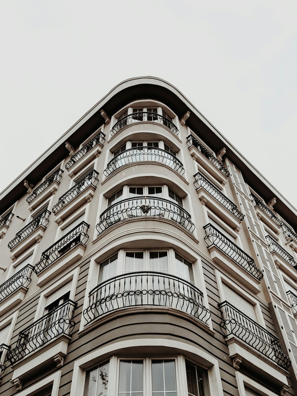 bâtiment en béton brun pendant la journée