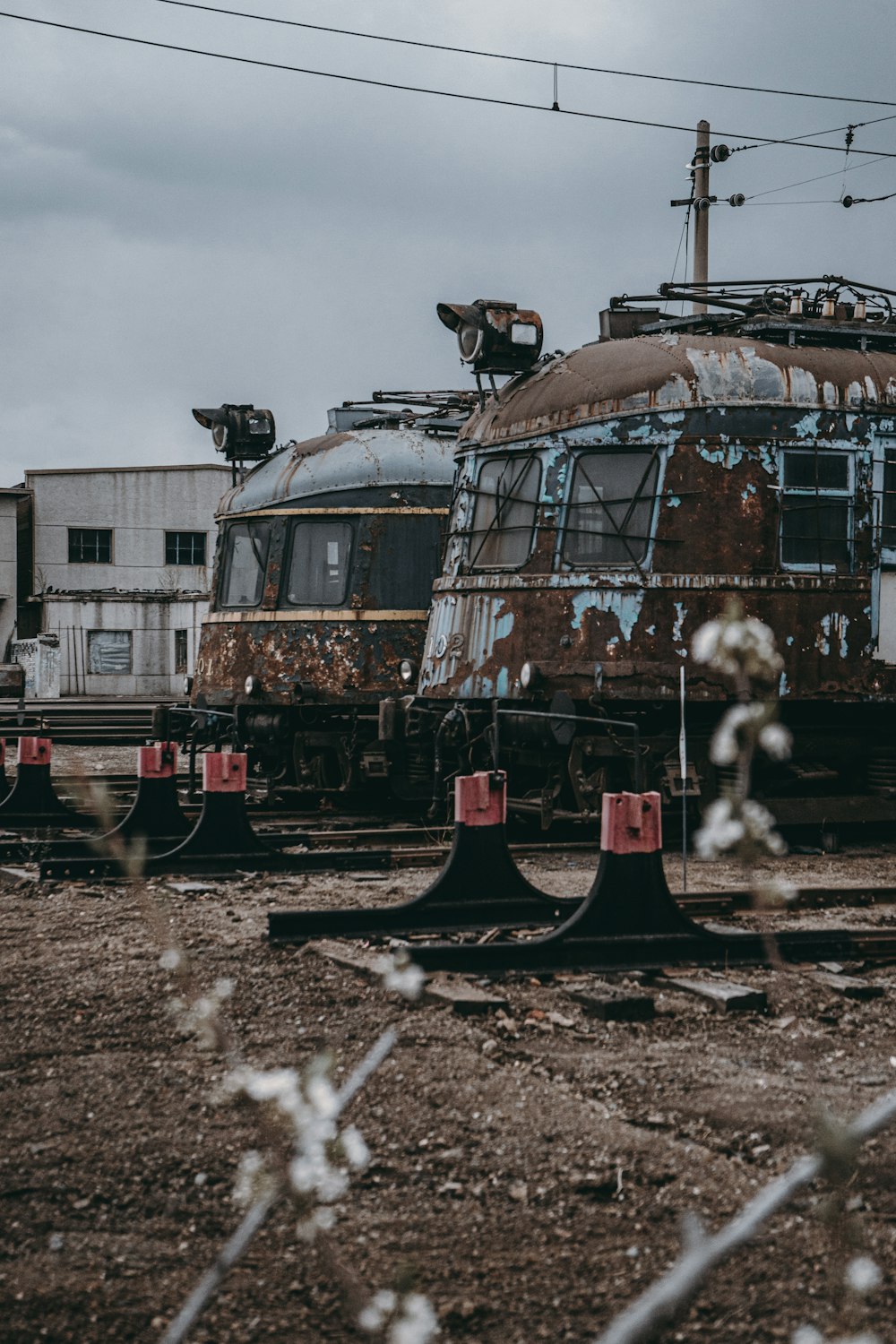 treno rosso e nero sui binari ferroviari