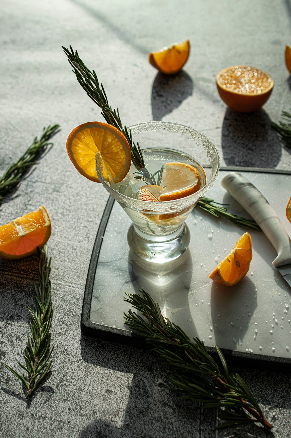 in Scheiben geschnittene Orangenfrüchte auf Klarglasschale