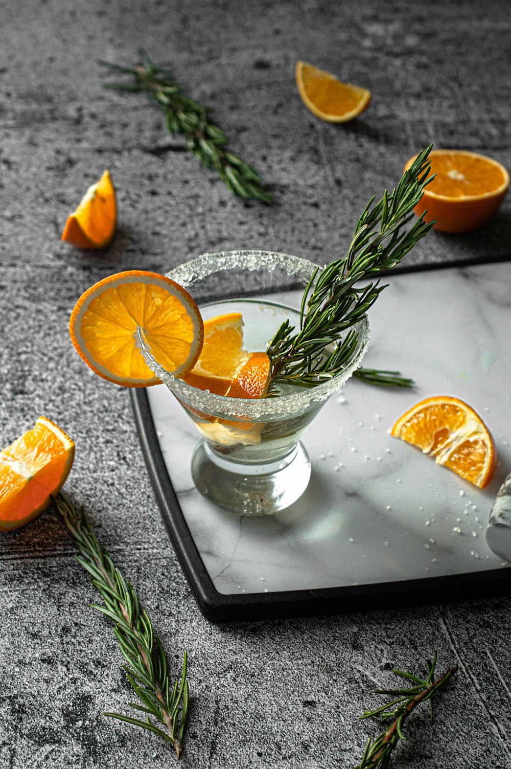 Fruta naranja en rodajas en un recipiente de vidrio transparente