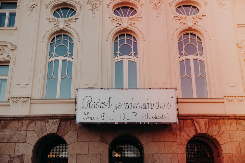 edificio in mattoni marroni con finestre di vetro