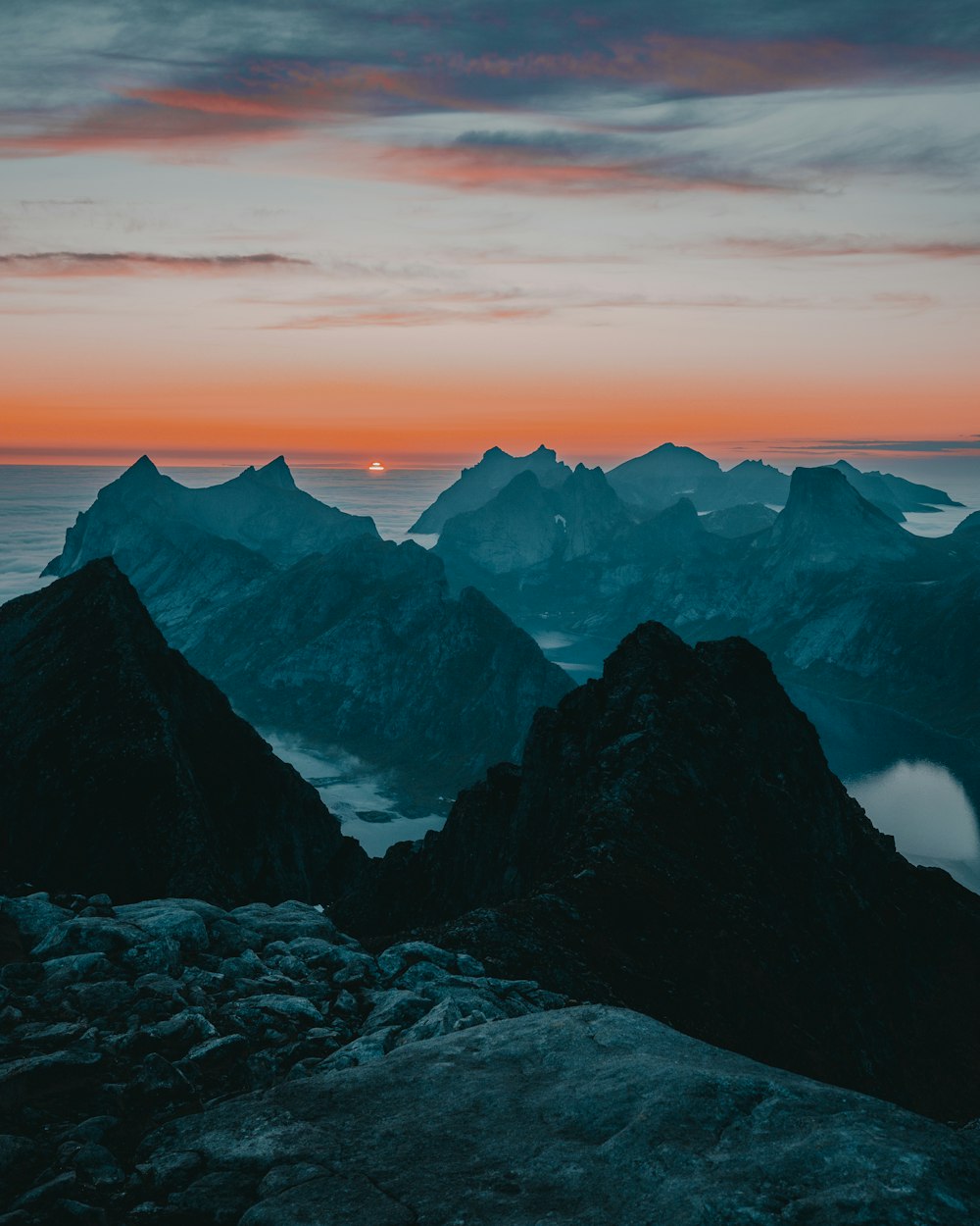 montagne enneigée pendant la journée