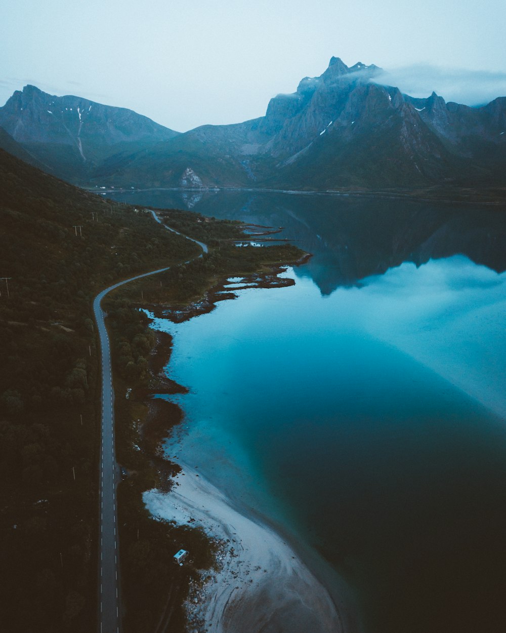 Vista aérea del lago y las montañas durante el día