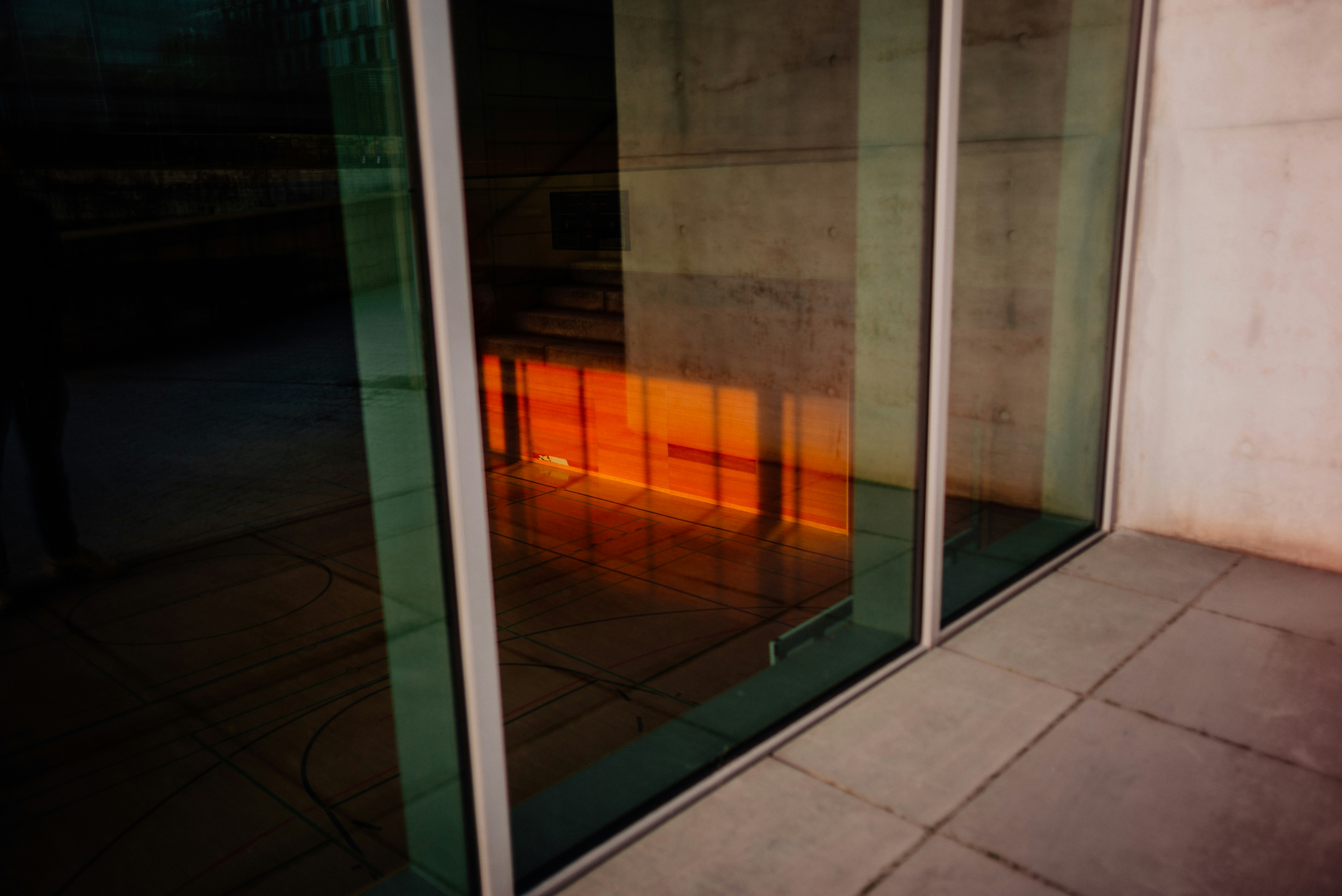 weiß gerahmte Glasschiebetür