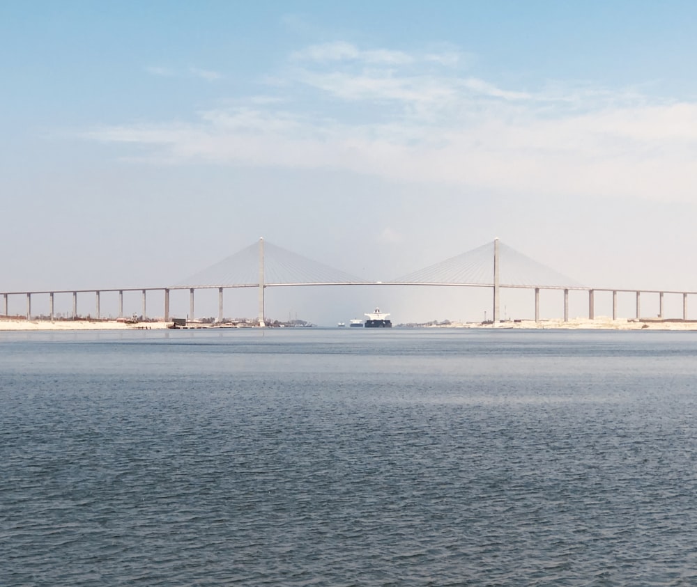 ponte sul mare sotto il cielo blu durante il giorno