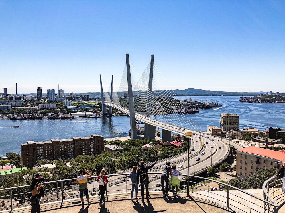 personnes marchant sur le pont pendant la journée