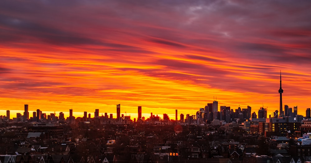 Skyline der Stadt während des orangefarbenen Sonnenuntergangs