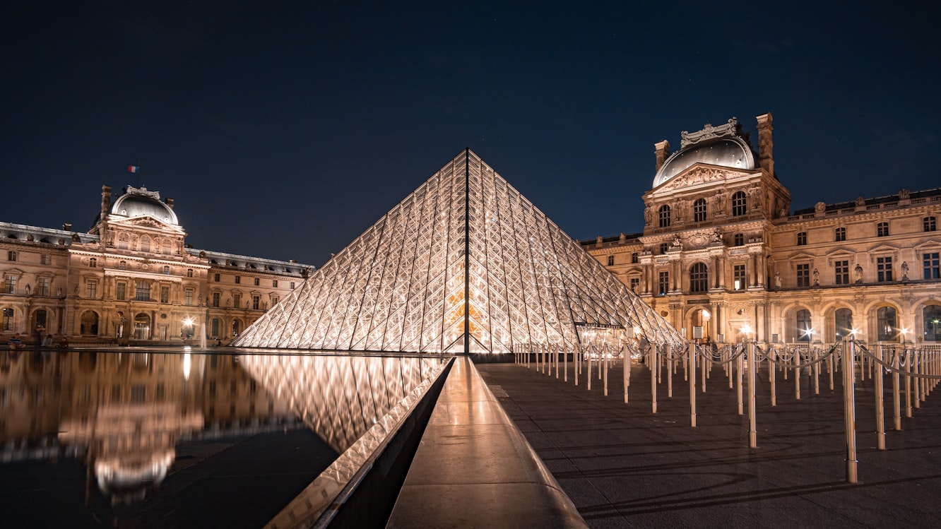 Paris Facts - Musée du Louvre by night