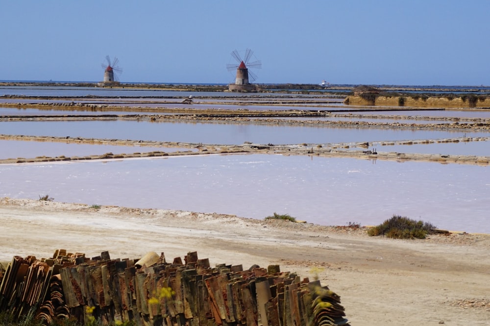 navire blanc et brun sur la mer pendant la journée