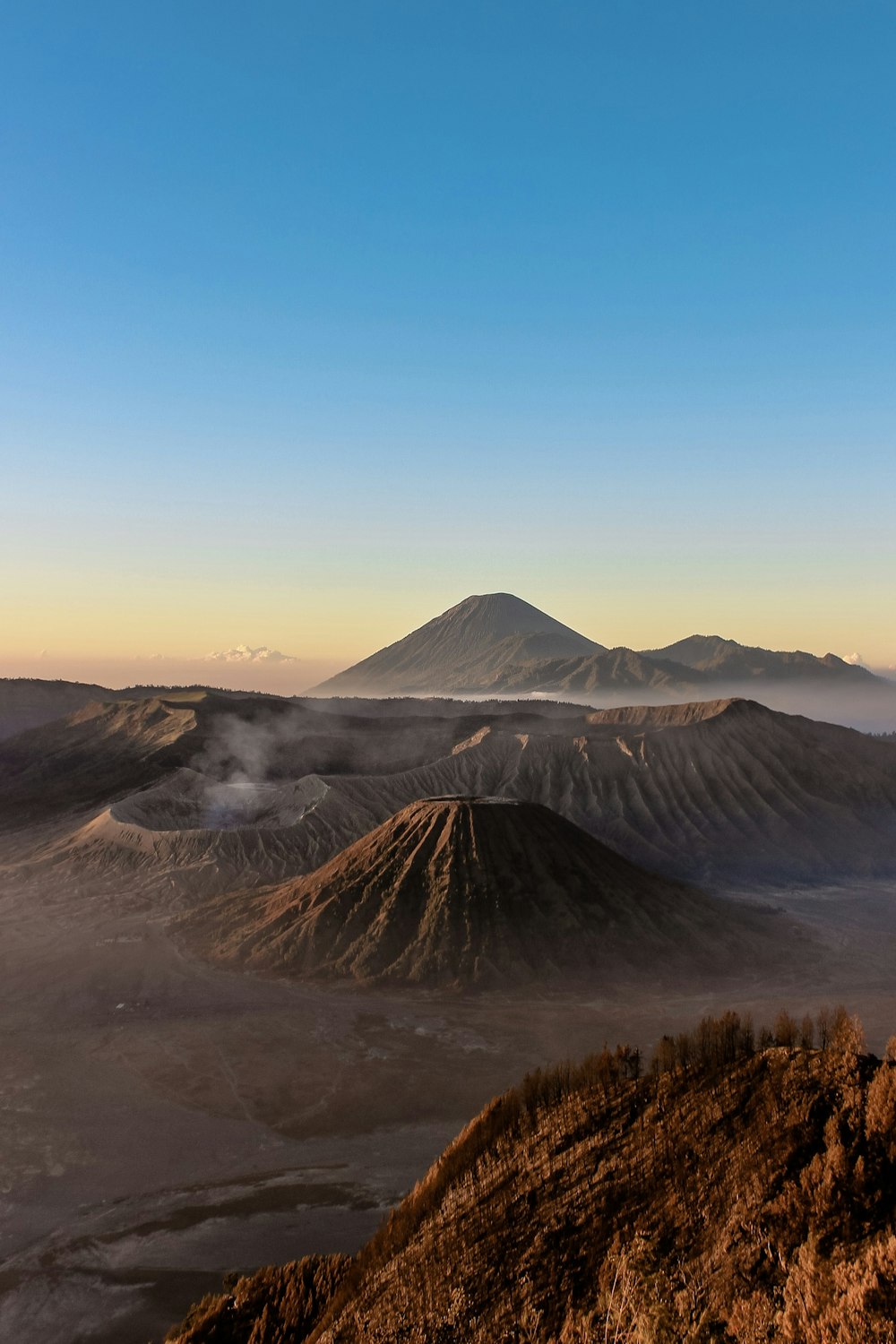 昼間の青空に茶色の山