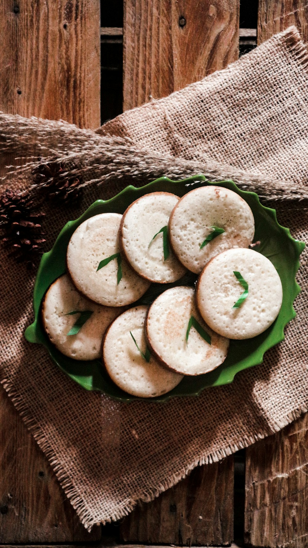 sliced bread on green ceramic plate