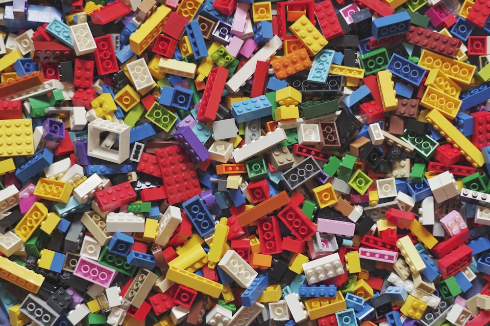 Bloques de Lego amarillos, rojos, azules y verdes
