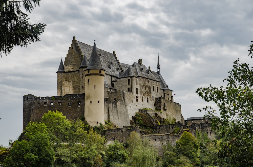 Graue Betonburg unter grauem Himmel