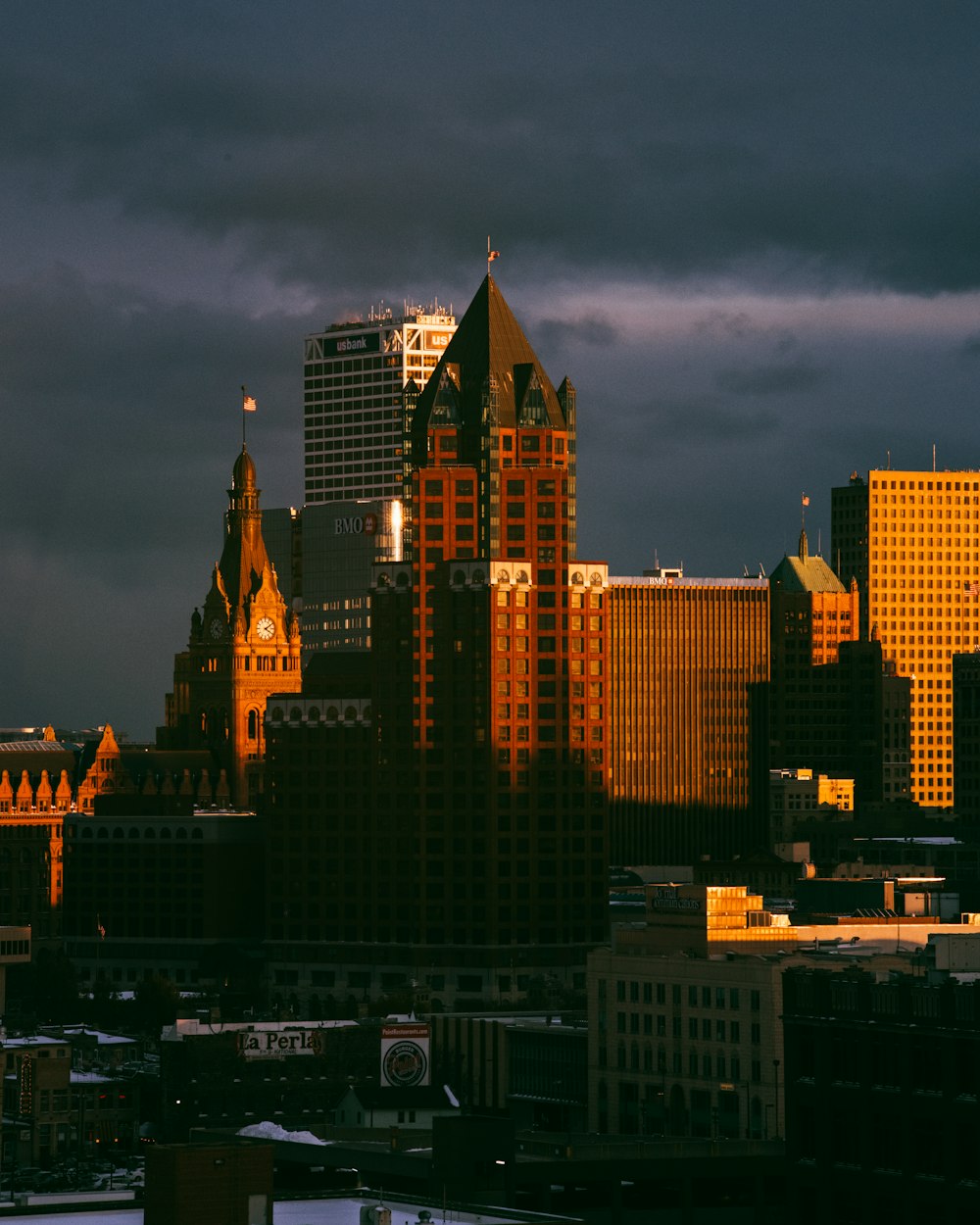 skyline della città sotto il cielo nuvoloso grigio durante il giorno