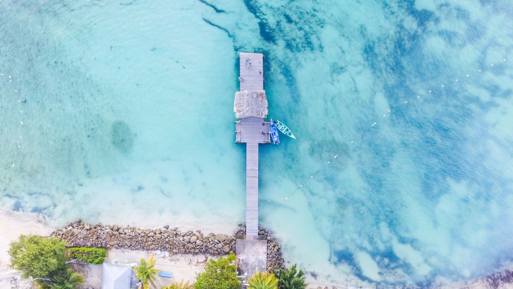 Torre de hormigón blanco y azul