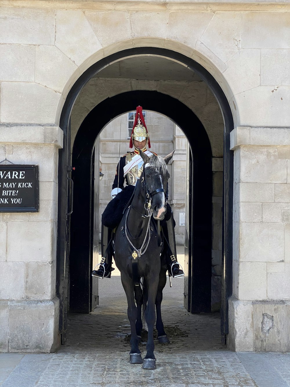 homme en veste en cuir noir chevauchant un cheval noir