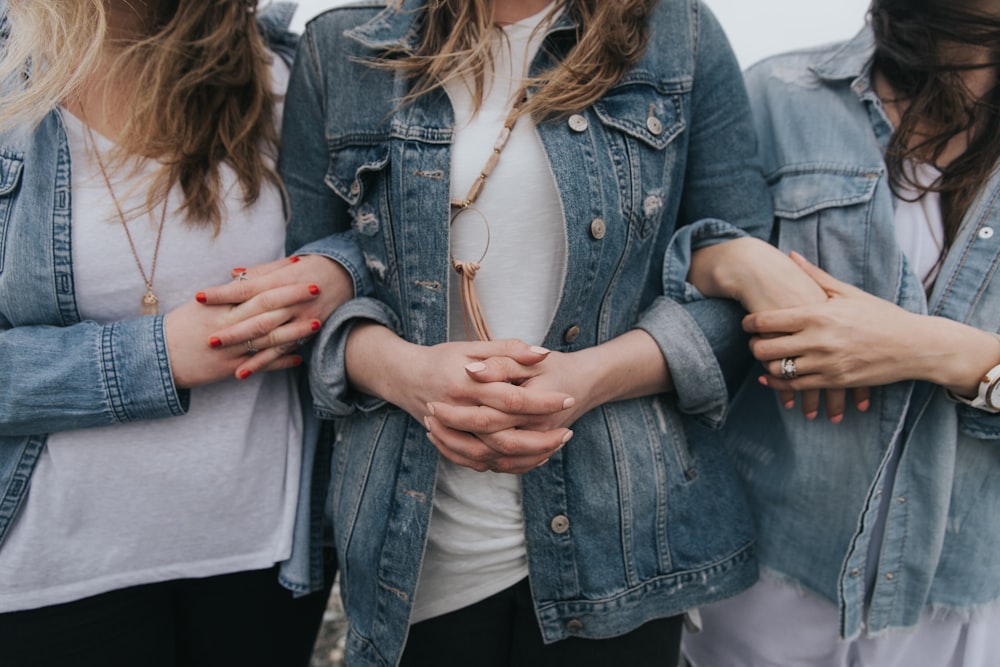 Femme en veste en jean bleue et chemise blanche