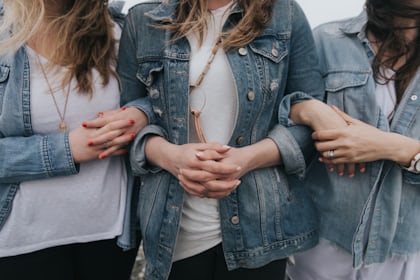 Woman in blue denim jeans and black sports bra photo – Free Pants