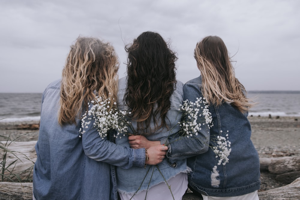 2 mulheres na jaqueta jeans azul