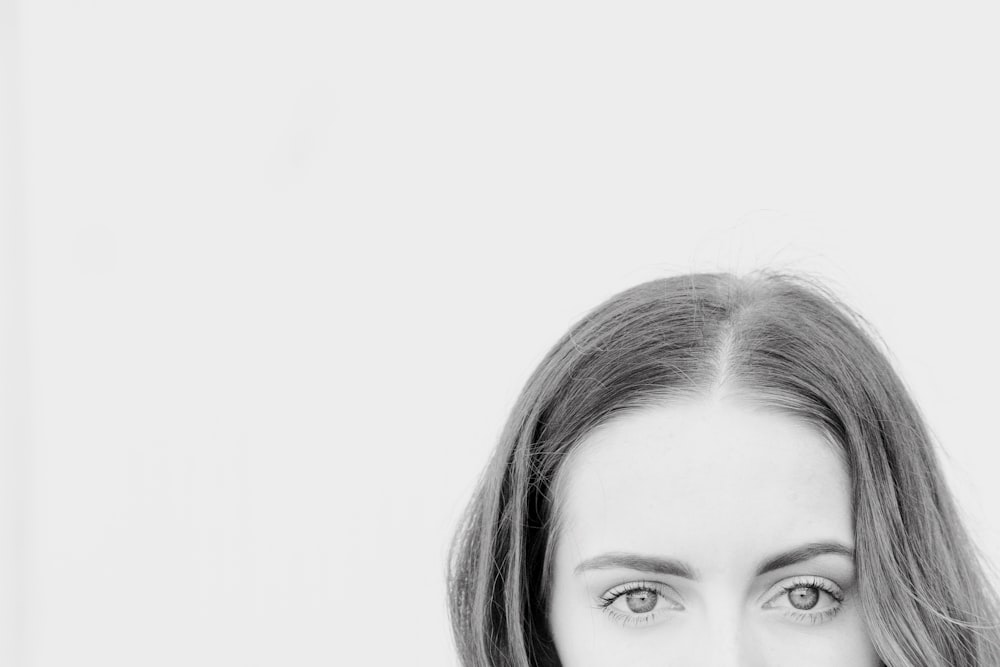 Foto en escala de grises de la cara de la mujer