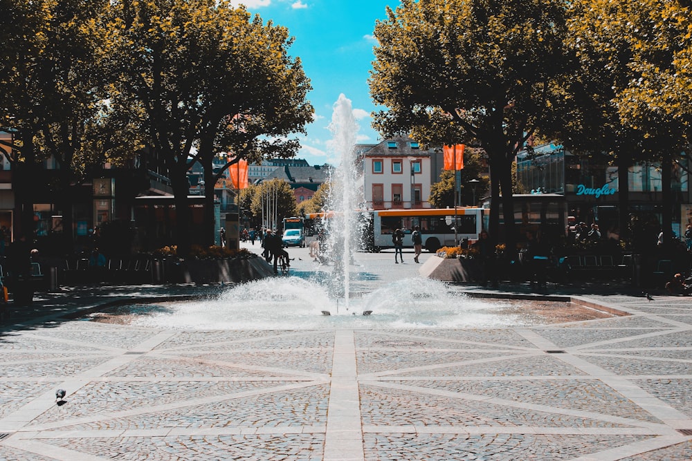 fontaine d’eau au milieu du parc