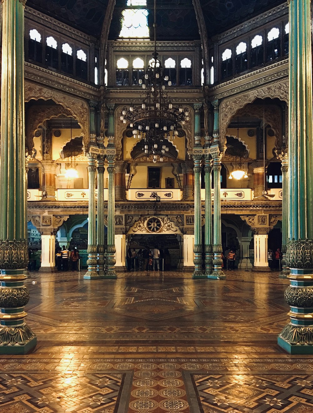 edifício de betão castanho e bege