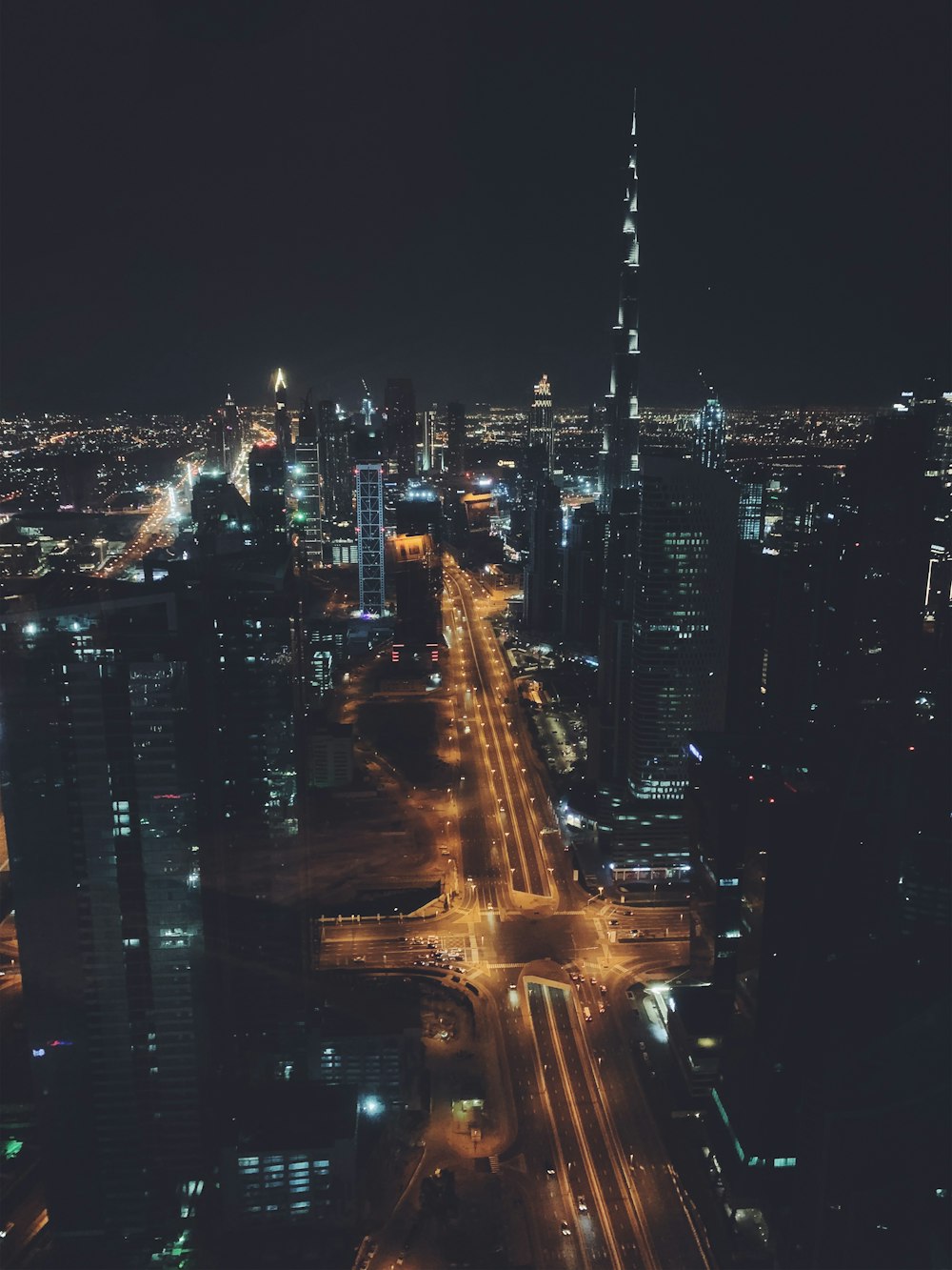 야간에 고층 건물이있는 도시