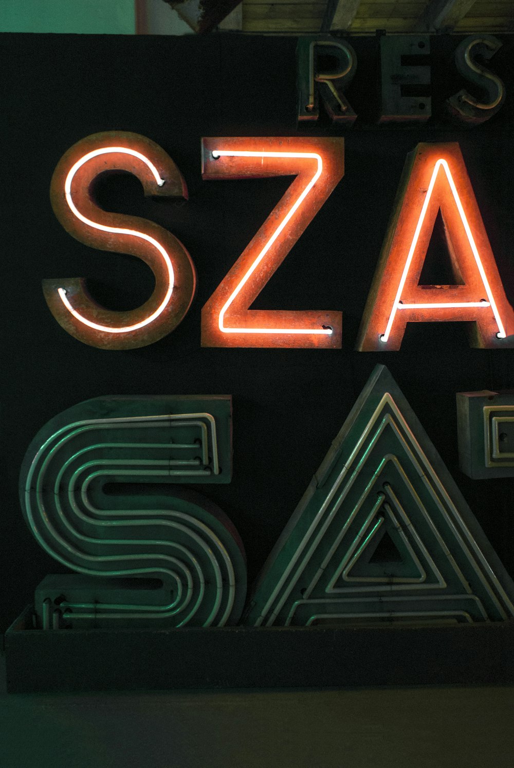 a neon sign that says szaak on it