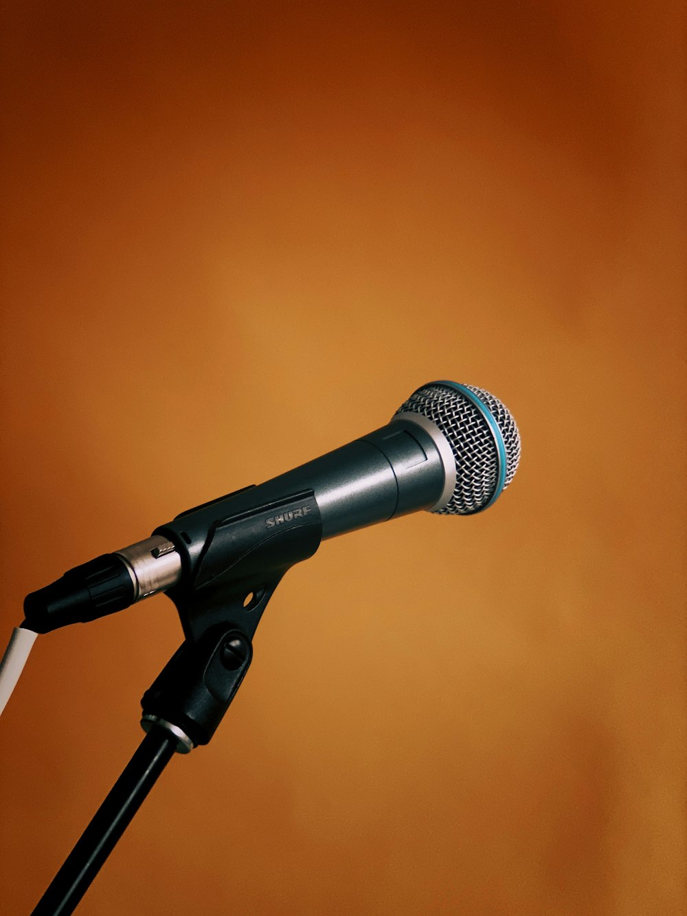 microphone noir et gris sur pied de microphone