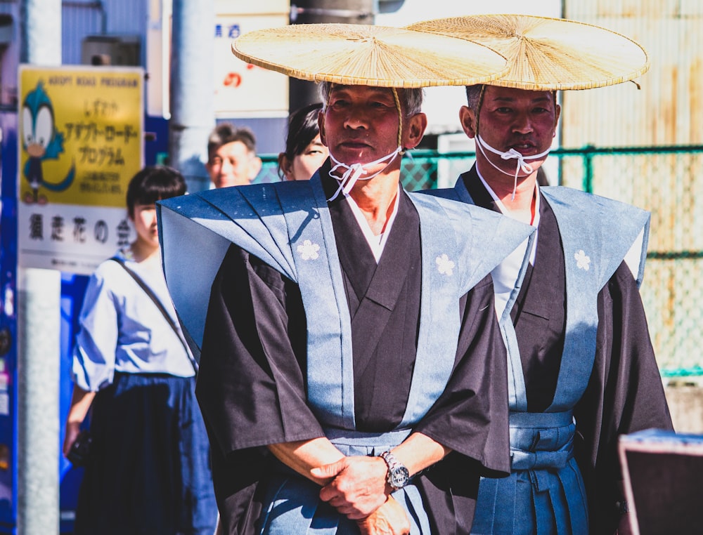 검은 색과 흰색 코트를 입은 남자가 흰 모자를 쓰고 있습니다